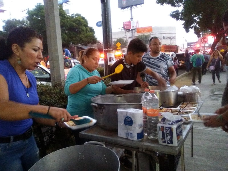 Mujeres regalan comida a voluntarios en Miramontes