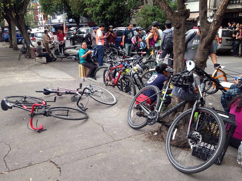 Ciclistas voluntarios en la calle de Chihuahua en la colonia Roma, descansado en un comedor comunitario