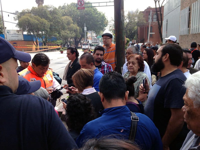 Vecinos de vivienda dañada en Av. Xola y Lázaro Cárdenas dialogando con protección civil