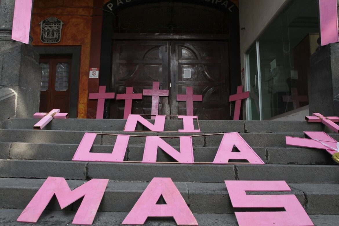 CHIMALHUACÁN, ESTADO DE MÉXICO, 29MAYO2016.- Cerca de 300 mujeres realizaron una marcha cargando cruces rosas en las calles de este municipio, para exigir justicia por los feminicidios registrados en esta municipio y en el estado mexiquense. Los manifestantes partieron de la alcaldía hasta las orillas del Bordo de Xochiaca, en los límites con el municipio de Nezahualcóyotl, ahí colocaron las cruces rosas que portaban, y que son un recordatorio de estos homicidios permanecen sin castigo, además denunciaron que varias cruces han sido arrancadas de este sitio.FOTO: CUARTOSCURO.COM