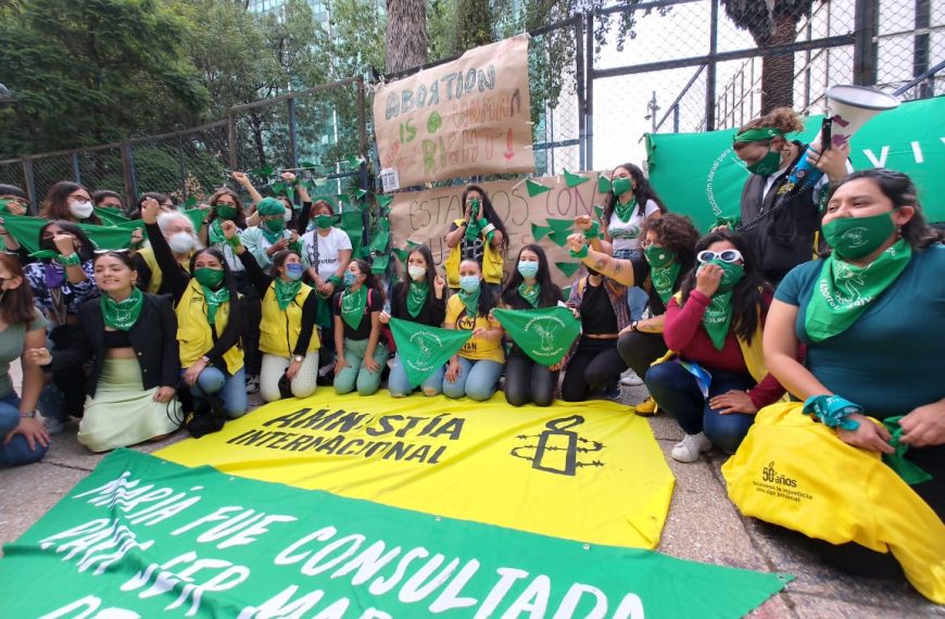 Sororidad contra la imposición: mexicanas protestan frente a Embajada de EUA tras posible criminalización del aborto