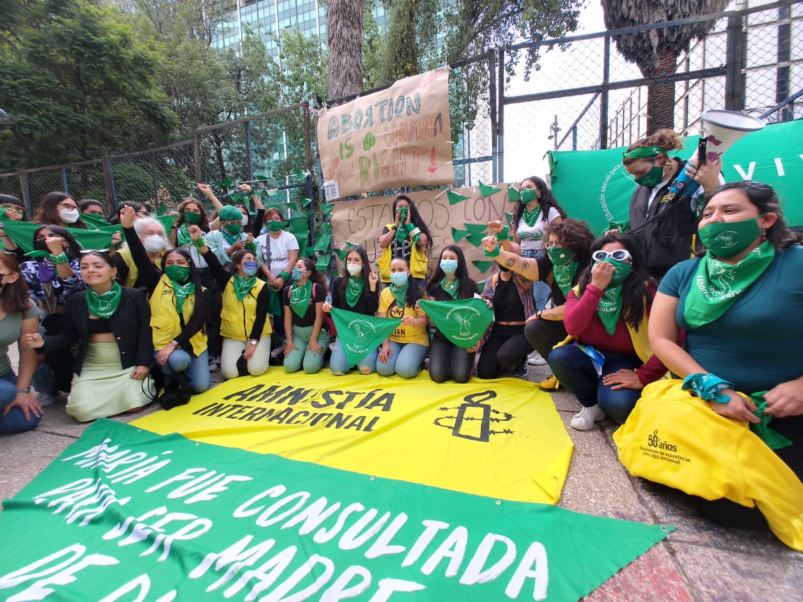 Sororidad contra la imposición: mexicanas protestan frente a Embajada de EUA tras posible criminalización del aborto