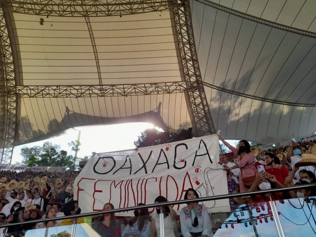 María Elena Ríos protesta en Guelaguetza 2022, policías estatales la reprimen