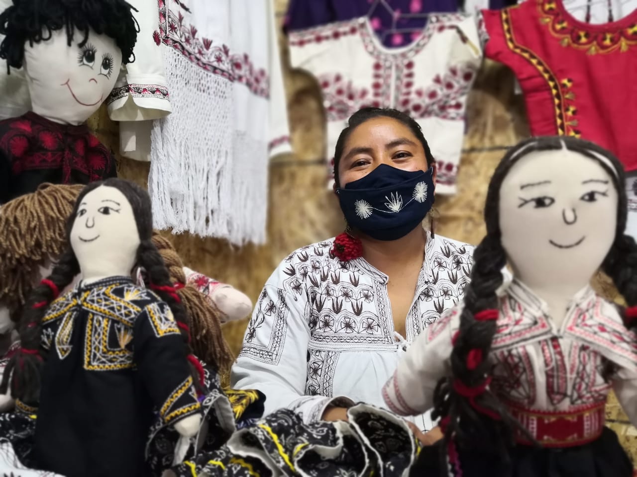 Comadres», muñecas de trapo que fomentan la vestimenta tradicional de  Tlahuitoltepec, Oaxaca 