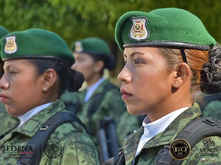 Casi la séptima parte del Ejército Nacional está conformada por mujeres. Sólo cuatro de ellas ocupan puestos de poder y toma de decisiones. Fotografía: Secretaría de la Defensa Nacional (SEDENA).