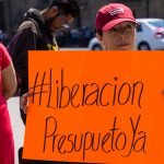 La liberación de recursos para programas de protección a las mujeres es una problemática constante detrás de estas situaciones de abuso laboral y falta de atención a víctimas. En la fotografía, una mujer se manifiesta por la liberación de presupuesto para la Red Nacional de Refugios en 2019. CIMACFoto: Sammi Bushman.