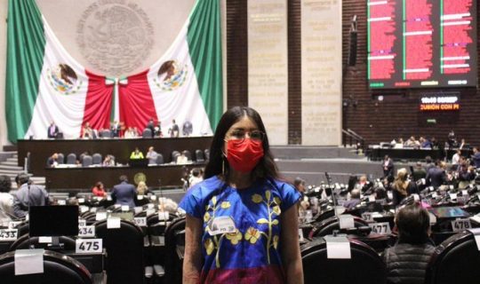 María Elena Ríos Ortiz durante su visita a la Cámara de Diputados este 6 de septiembre de 2022. Allí, la saxofonista denunció las irregularidades de parte de la Fiscalía General del Estado de Oaxaca al investigar las agresiones en su contra. Fotografía: Twitter @_ElenaRios