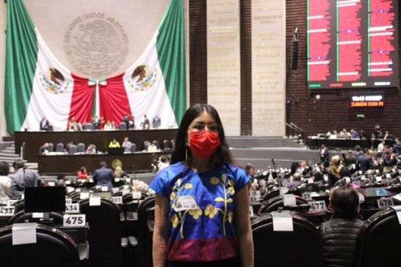 María Elena Ríos Ortiz durante su visita a la Cámara de Diputados este 6 de septiembre de 2022. Allí, la saxofonista denunció las irregularidades de parte de la Fiscalía General del Estado de Oaxaca al investigar las agresiones en su contra. Fotografía: Twitter @_ElenaRios