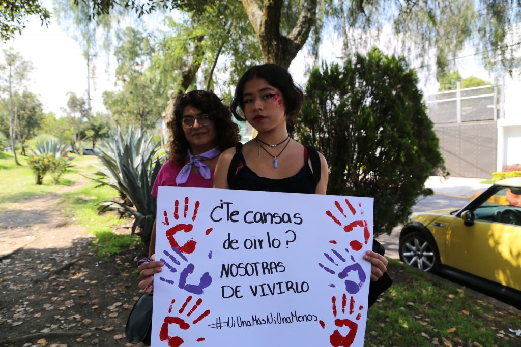 Madre e hija durante una manifestación por el caso de violencia sexual ocurrido en CCH Sur durante el mes de octubre. CIMACFoto: Diana Hernández Gómez