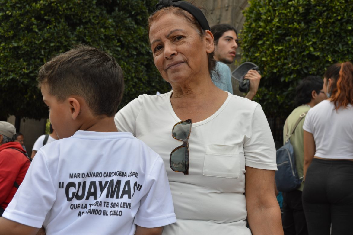 Martha Rivero Ramírez junto con su nieto en la marcha de este 2 de octubre de 2022. CIMACFoto: Diana Hernández Gómez