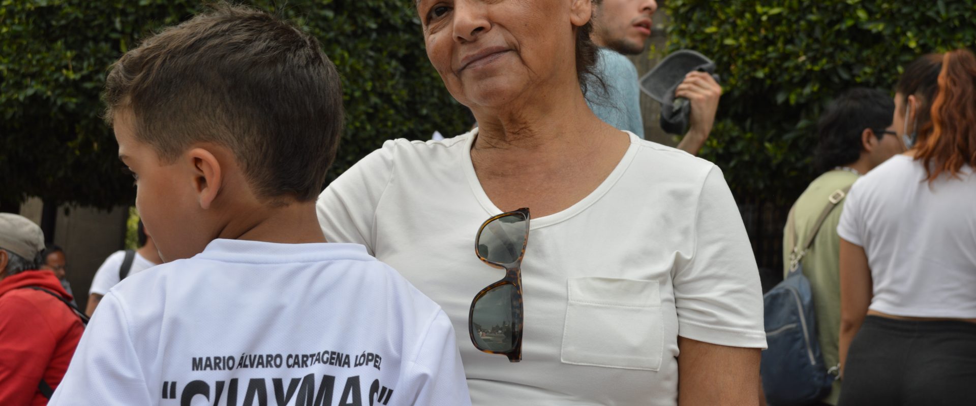 Martha Rivero Ramírez junto con su nieto en la marcha de este 2 de octubre de 2022. CIMACFoto: Diana Hernández Gómez