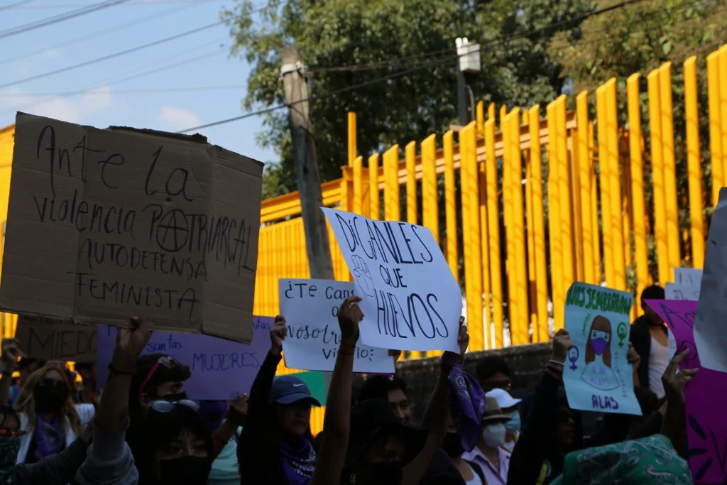Manifestación de estudiantes de CCH Sur el 24 de octubre de 2022 para exigir justicia y seguridad frente a los casos de violencia sexual dentro de la institución. La violencia en las aulas escolares se ha convertido en un problema recurrente durante los últimos meses. CIMACFoto: Diana Hernández Gómez.