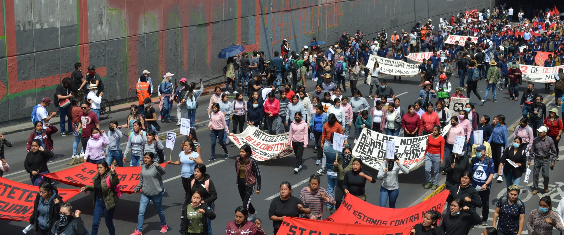 Alumnas de las normales rurales durante la manifestación del 2 de octubre en la Ciudad de México. CIMACFoto: Diana Hernández Gómez