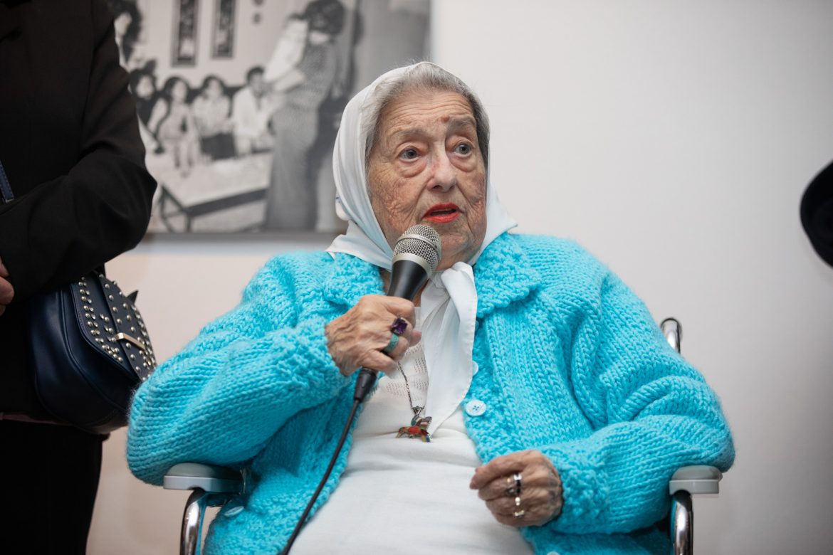 Hebe de Bonafini durante la inauguración de la muestra «Hebe de Bonafini, una madre rev/belada» en el Centro Cultural Kirchner el 5 de octubre de 2022. Fotografía: Romina Santarelli / Ministerio de Cultura de la Nación. Hebe de Bonafini durante la inauguración de la muestra "Hebe de Bonafini, una madre rev/belada" en el Centro Cultural Kirchner el 5 de octubre de 2022. Fotografía: Romina Santarelli / Ministerio de Cultura de la Nación.