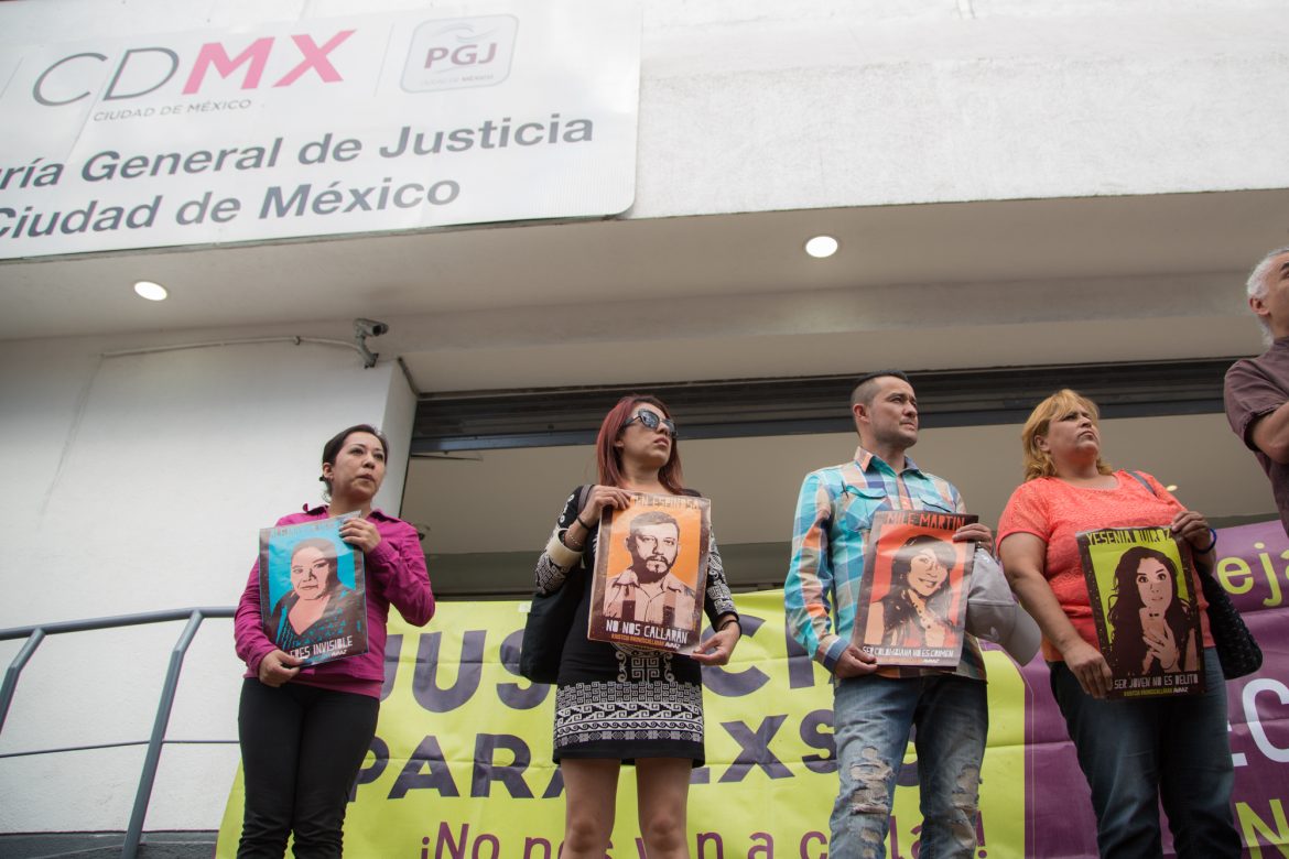 Familiares de las víctimas del Caso Narvarte durante una manifestación en la extinta PGJCDMX en 2017. CIMACFoto: César Martínez López
