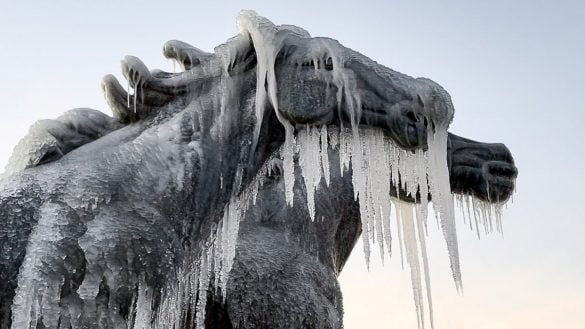 Monumento a "Los indomables" en Ciudad Juárez, congelado debido a las bajas temperaturas de este fin de semana. Fotografía: Twitter @CruzPerzCuellar