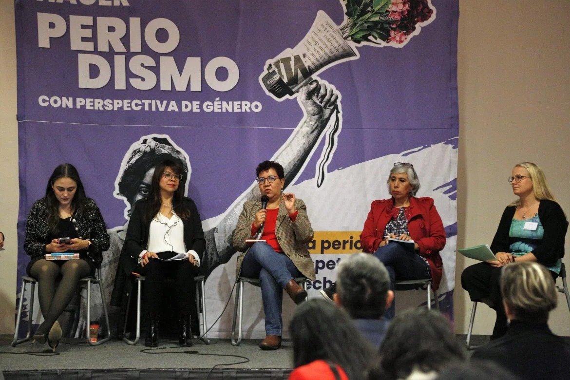 De izquierda a derecha: Isabel Suarez, Nancy Mejía Herrera, Verónica Espinosa Villegas, Lucía Lagunes Huerta, Karin Elfving. CIMACFoto: Diana Hernández Gómez