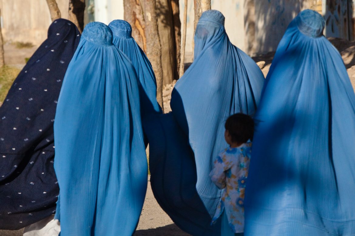 Las mujeres en Afganistán están obligadas a salir cubiertas de pies a cabeza y no viajar sin compañía de parientes varones. Fotografía: Wikimedia Commons Las mujeres en Afganistán están obligadas a salir cubiertas de pies a cabeza y no viajar sin compañía de parientes varones. Fotografía: Wikimedia Commons