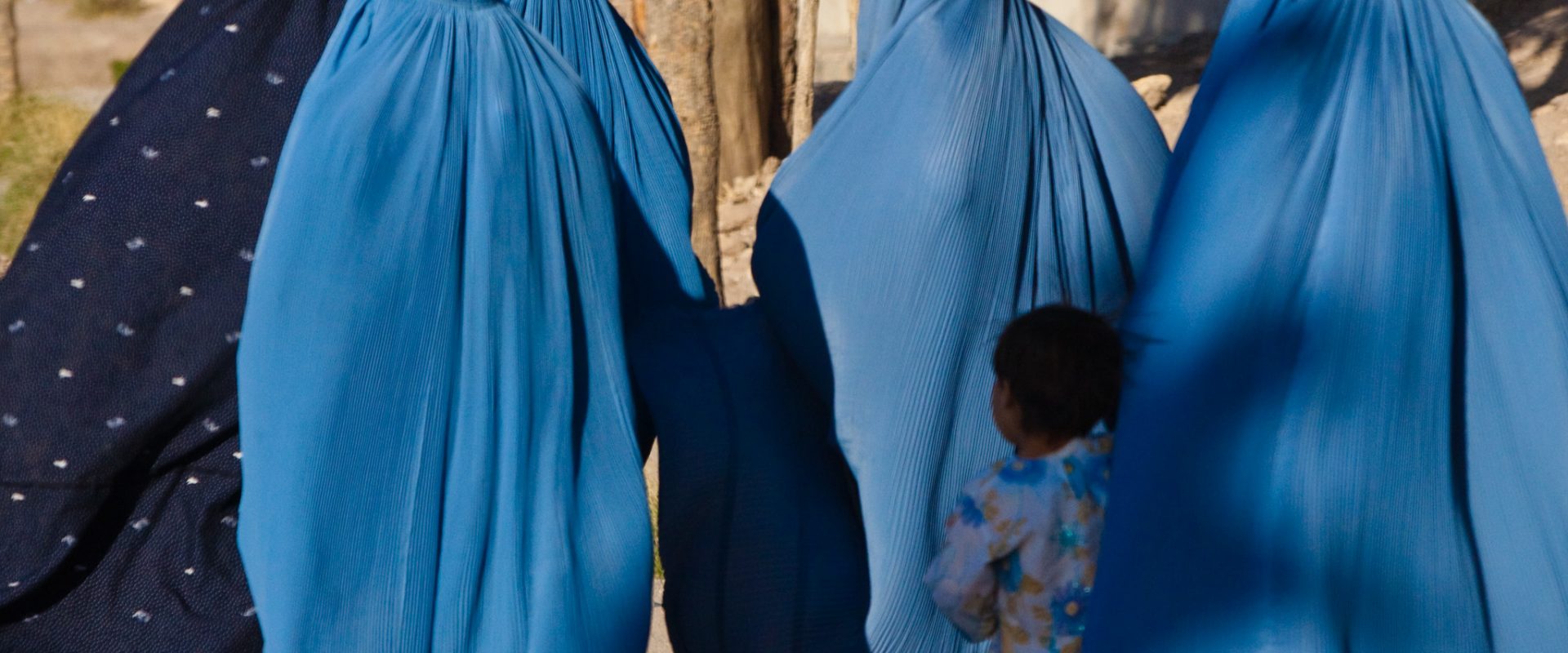 Las mujeres en Afganistán están obligadas a salir cubiertas de pies a cabeza y no viajar sin compañía de parientes varones. Fotografía: Wikimedia Commons