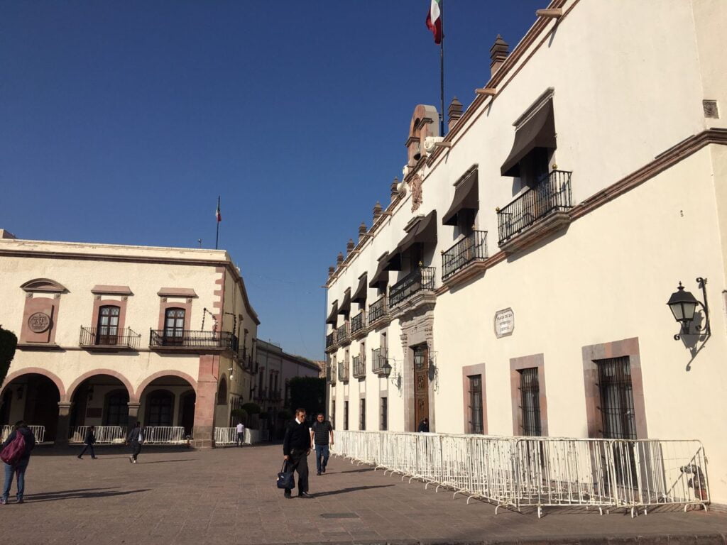 En #Querétaro protegen edificios gubernamentales e iglesias previo a la manifestación de este #8M