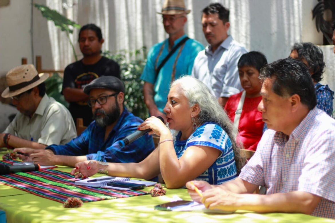 Personas periodistas y defensoras de Derechos Humanos durante el foro realizado este 19 de abril en el Instituto de Artes Gráficas de Oaxaca. Fotografía: Cortesía