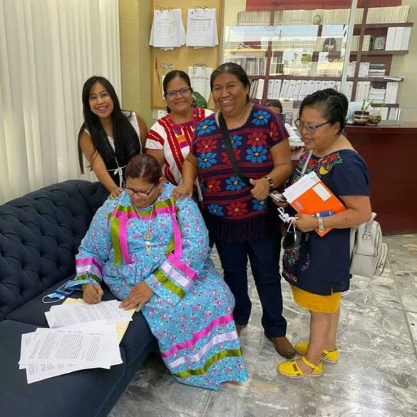 En segundo lugar, de derecha a izquierda, Cristina Solano Díaz, integrante de la Asamblea Nacional Política de Mujeres Indígenas, con sus compañeras. Ellas también forman parte de los esfuerzos por reconocer los derechos político-electorales de las comunidades indígenas y afromexicanas en Baja California, México. Fotografía: Twitter de Cristina Solano Díaz