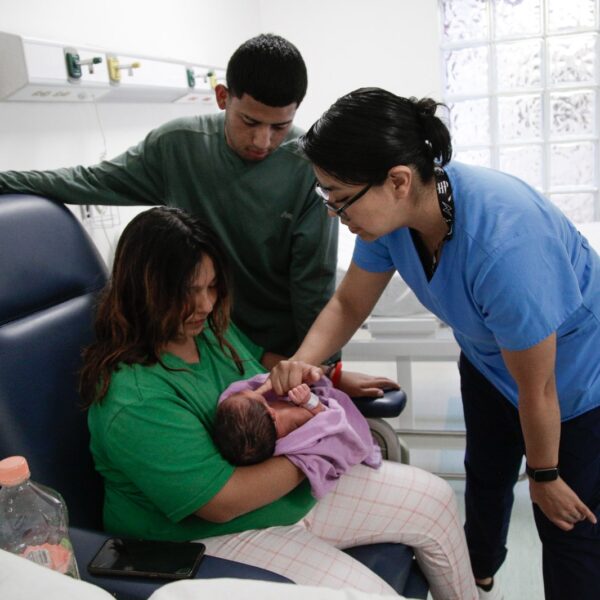 Hospital público en Iztapalapa ofrece esferodinamia, masajes y baños calientes para partos humanizados
