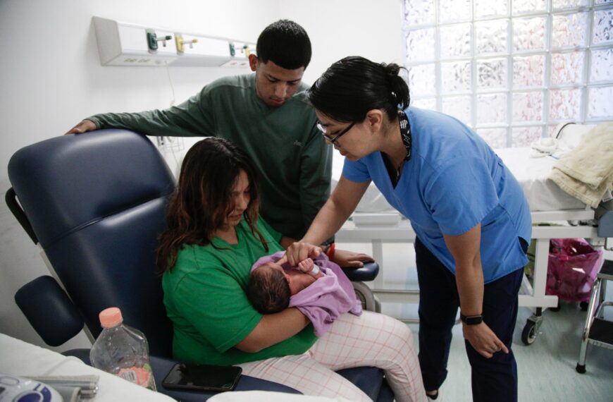 Hospital público en Iztapalapa ofrece esferodinamia, masajes y baños calientes para partos humanizados