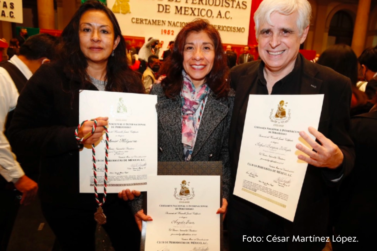  La Jornada. La periodista Ángeles Cruz acompañada por su colega Alma Muñoz y el caricaturista Rafael Barajas Durán “El fisgón” durante la premiación