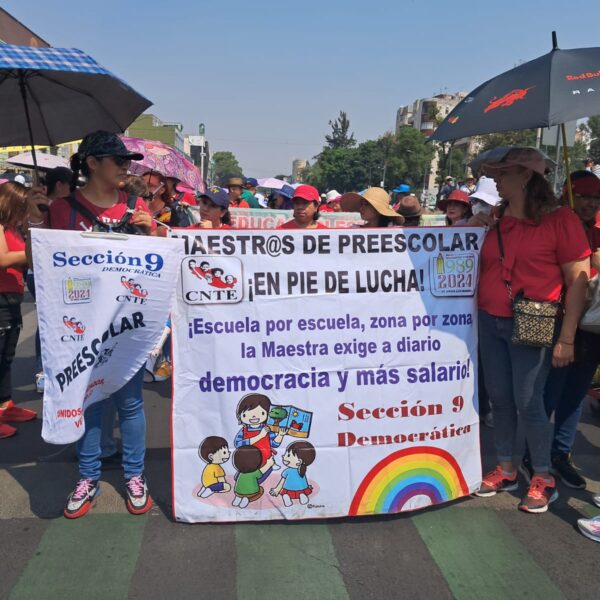 «Nada por celebrar», maestras dignifican salario y montan plantón permanente en el Zócalo