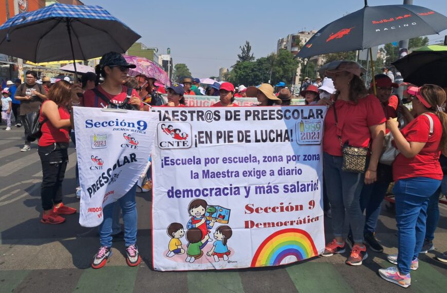 «Nada por celebrar», maestras dignifican salario y montan plantón permanente en el Zócalo