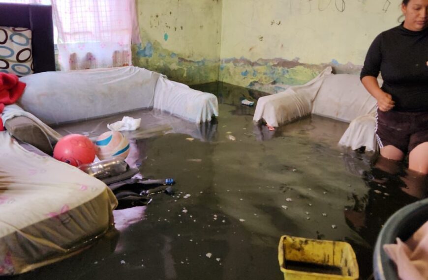 Mujeres resisten a la inundación de aguas negras en Chalco