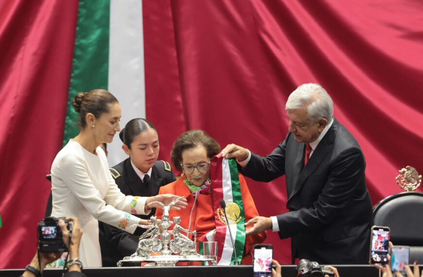 Momento histórico. Sheinbaum investida con Banda Presidencial por Ifigenia Martínez. Galería