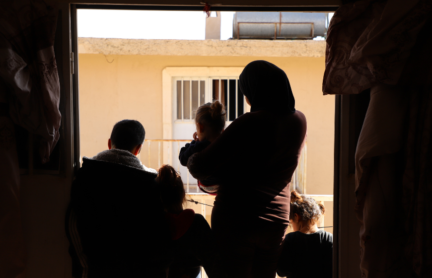 Desplazamiento masivo de mujeres embarazadas moviliza servicios de salud materna en Líbano y Siria