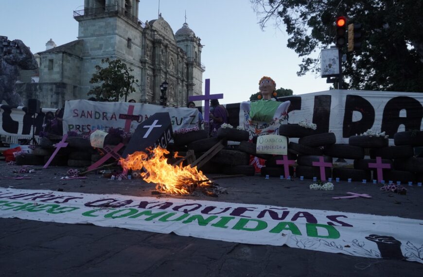 Colocan barricada en centro histórico de Oaxaca, exigen justicia para víctimas de feminicidio y desaparición