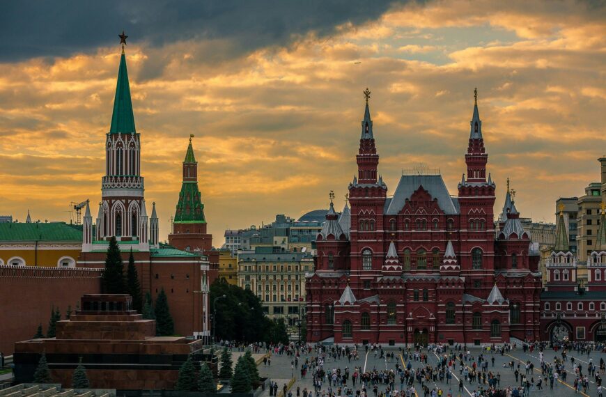 Rusia pretende erradicar decisión de mujeres a no maternar. Política bélica necesita más soldados