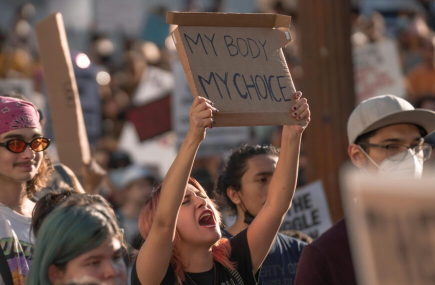 Con triunfo de Trump, ultraconservadores acosan a mujeres con: «Tu cuerpo, mi decisión»