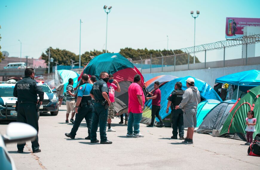 Migrantes sin lineamientos que protejan sus derechos humanos ante política “Quédate en México”