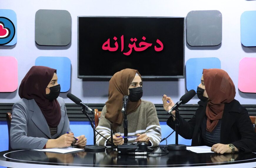 Régimen talibán cierra Radio Begum, la única emisora educativa para mujeres en Afganistán