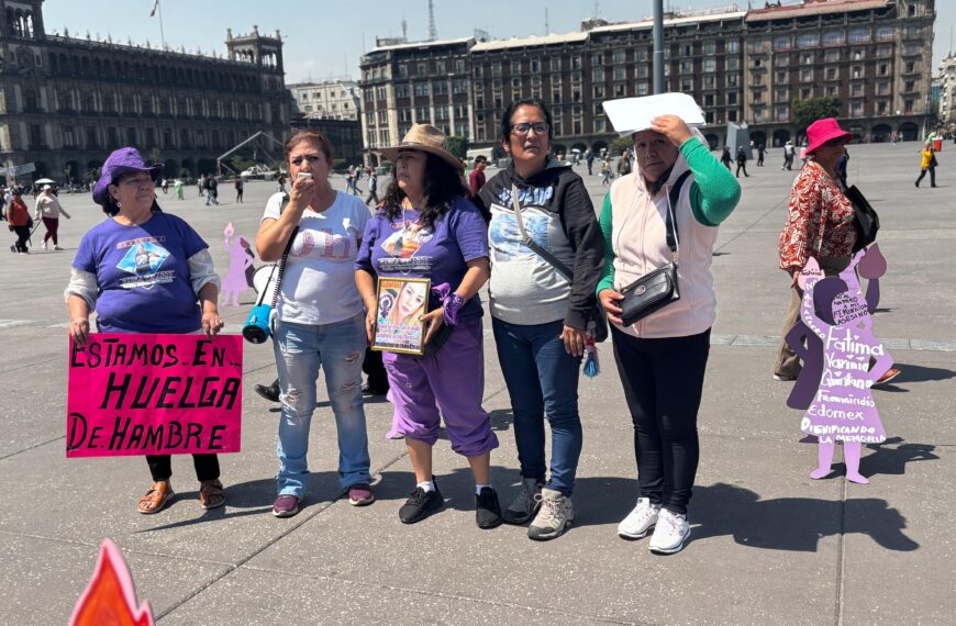 Madres y hermanas de víctimas de feminicidio inician huelga de hambre en Palacio Nacional. Exigen ser recibidas por Sheinbaum