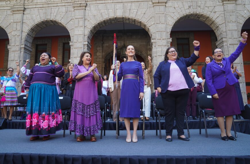 Sheinbaum conmemora 8M con élite y madres de víctimas de feminicidio en huelga de hambre en Zócalo