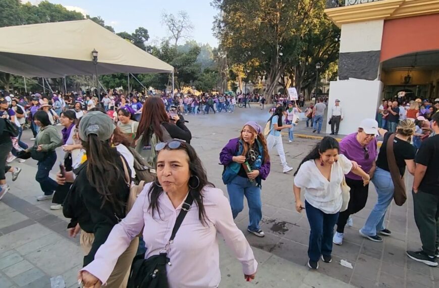 8M en Oaxaca: silencian marcha con gas lacrimógeno