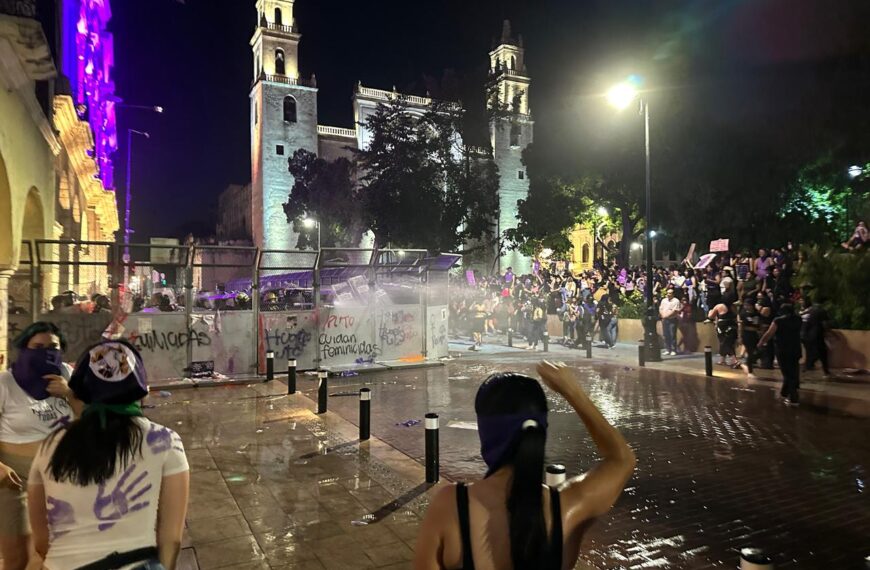 Reprimen 8M con agua caliente y gas lacrimógeno en Yucatán