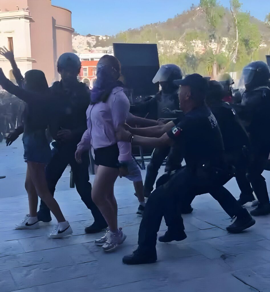 «Las arrastraron y desnudaron». Denuncian tortura sexual de policías contra manifestantes el 8M de Hidalgo