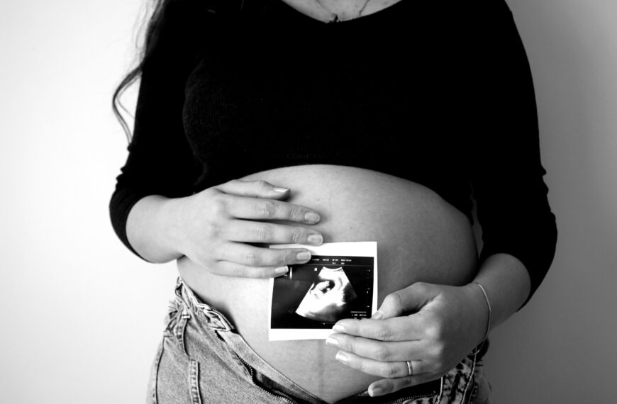 «Las vidas se truncan y los sueños se aplastan». Costos de la maternidad adolescente