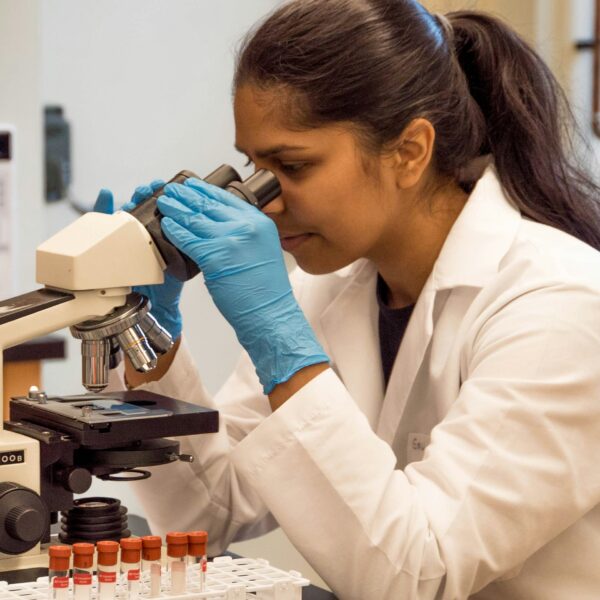 Para romper brechas de género, va listado de becas para mujeres en carreras STEM