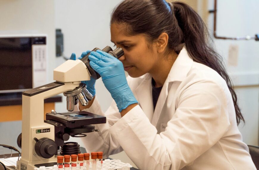 Para romper brechas de género, va listado de becas para mujeres en carreras STEM