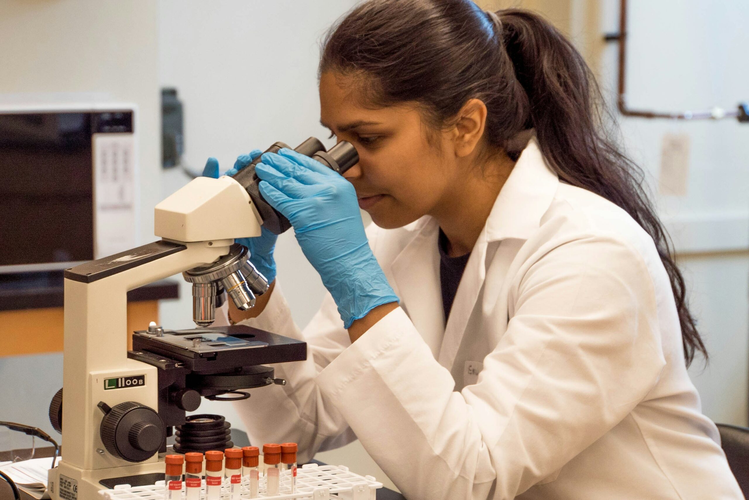 Para romper brechas de género, va listado de becas para mujeres en carreras STEM