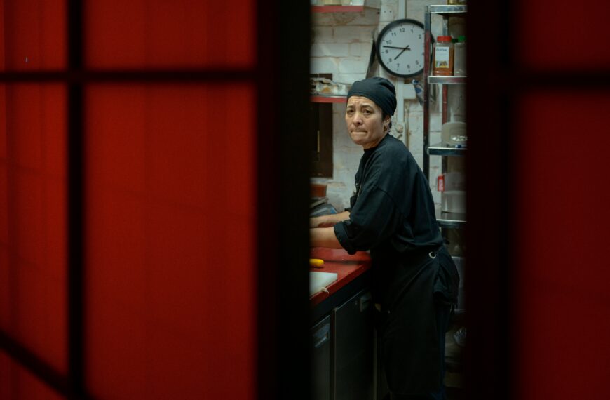 Avanza ley de salario mínimo. Beneficiaría a mujeres que subsisten de propinas en restaurantes y hoteles