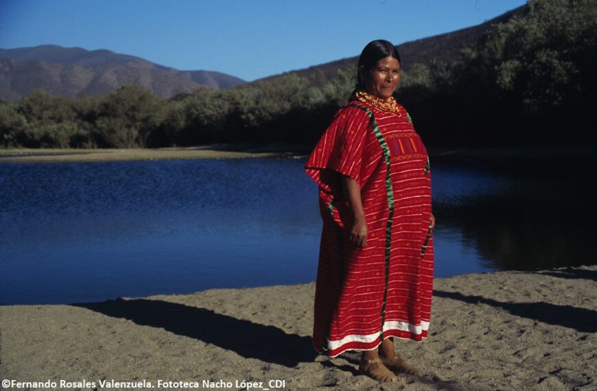 El día del huipil: Mujeres, guardianas de identidad contra el extractivismo de sus bordados